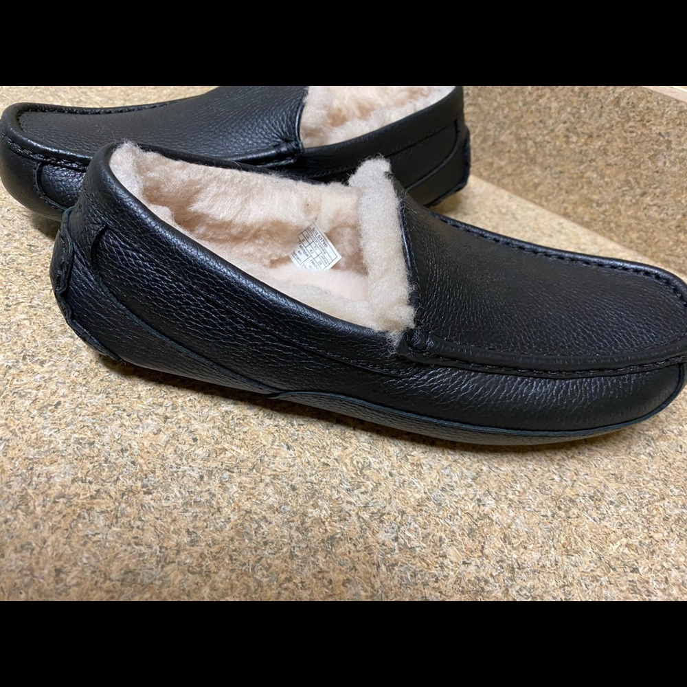 Ugg Mens slippers with rubber sole.